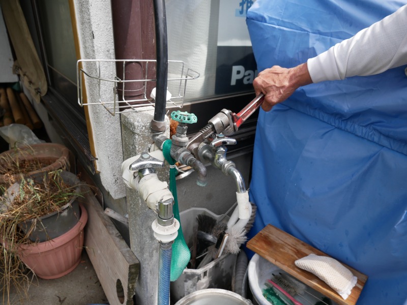 シンクの点検をするスタッフ