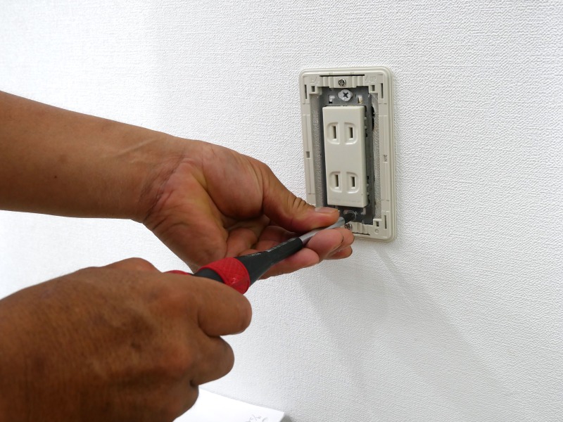 電球を取り換える作業