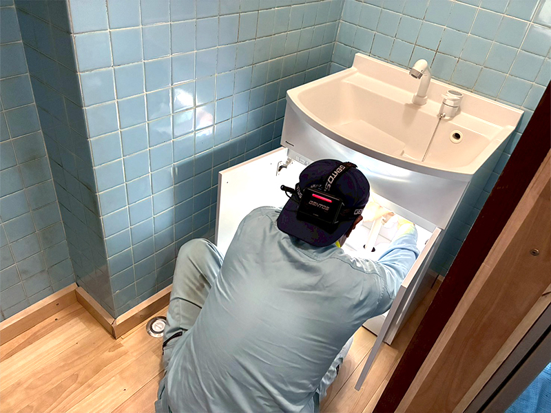 お風呂の浴槽の点検中